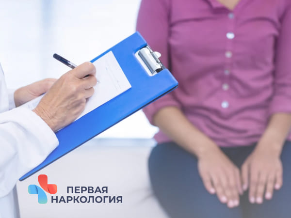 Врач держит папку