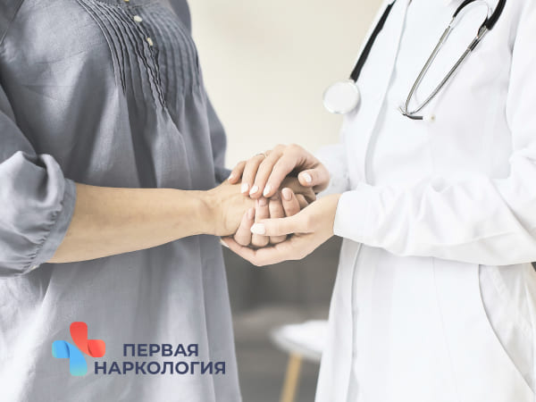 Пациент держит врача за руку