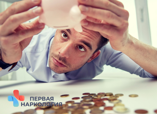 Мужчина c копилкой и монетами
