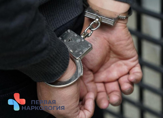 Человек в наручниках
